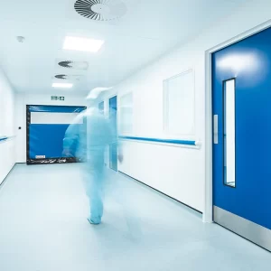 La pintura Adecuada es crucial para prevenir la contaminación facilitar la limpieza y mantener un ambiente seguro los sanitarios limpios son igualmente importantes para evitar la contaminación cruzada y garantizar la higiene del  laboratorio .